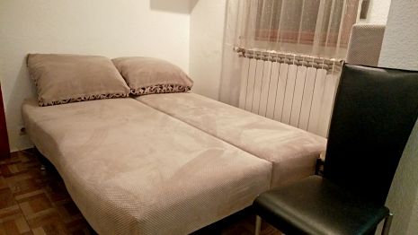 Sof-cama doble del apartamento 2 habitaciones Embajada de Francia alquiler a corto plazo Bucarest centro historico Amzei